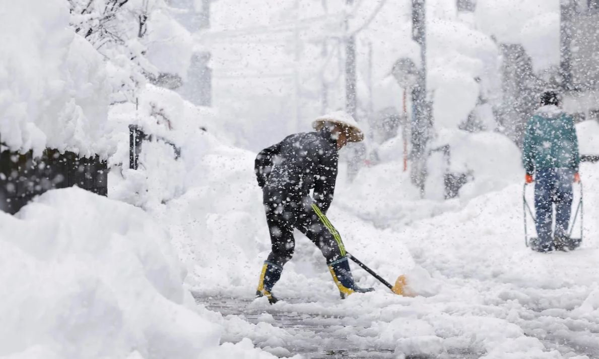 Японд сүүлийн хоёр долоо хоногт их хэмжээний цас орсны улмаас 30 хүн нас баржээ